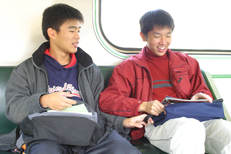 台灣鐵路旅遊攝影電車-區間車交談的旅客2005攝影照片162