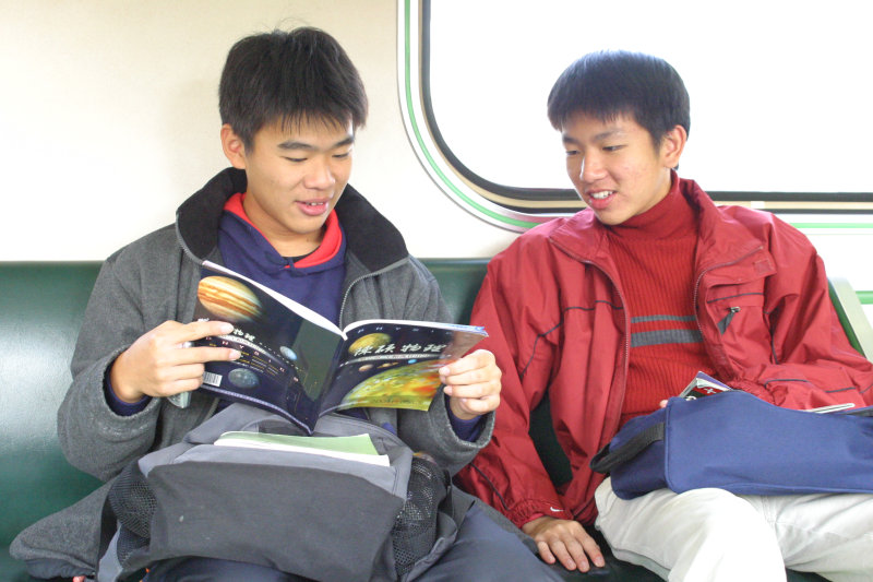 台灣鐵路旅遊攝影電車-區間車交談的旅客2005攝影照片163