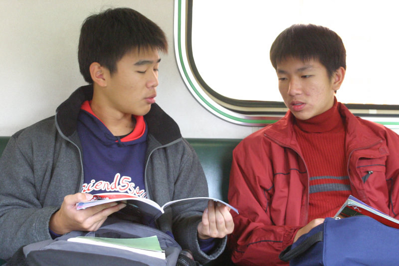台灣鐵路旅遊攝影電車-區間車交談的旅客2005攝影照片164