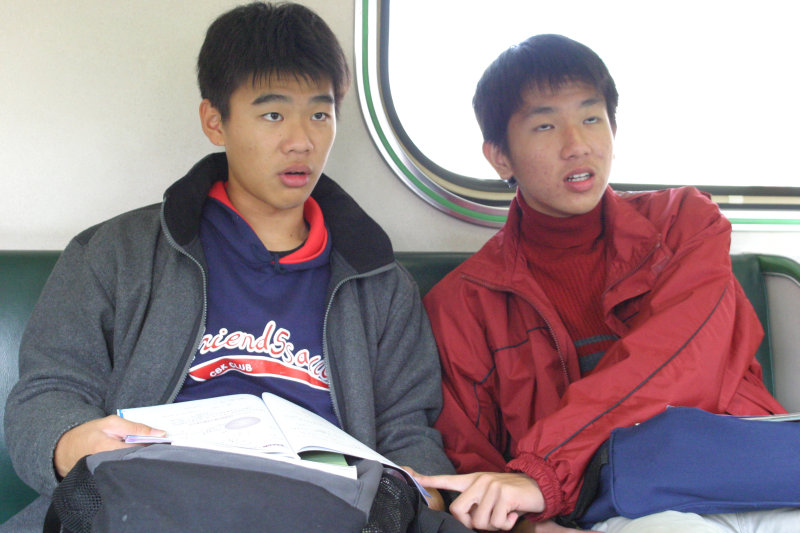 台灣鐵路旅遊攝影電車-區間車交談的旅客2005攝影照片166
