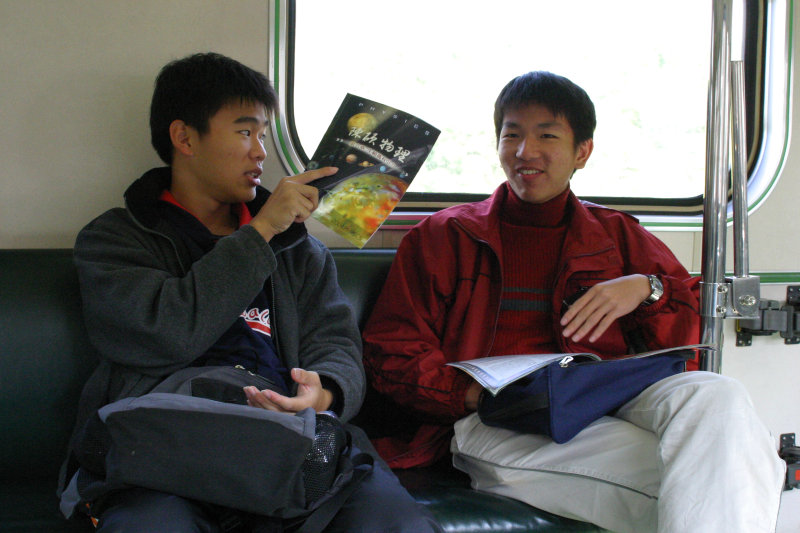 台灣鐵路旅遊攝影電車-區間車交談的旅客2005攝影照片170