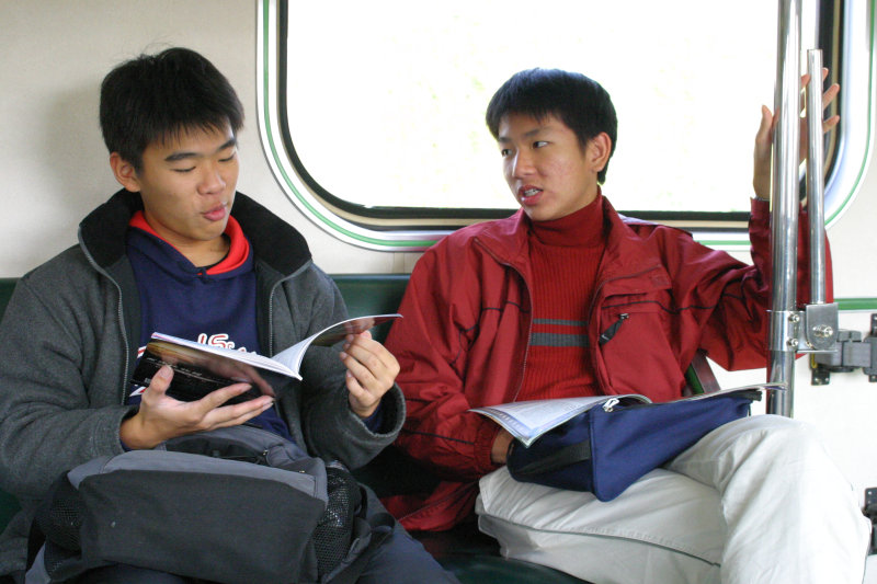 台灣鐵路旅遊攝影電車-區間車交談的旅客2005攝影照片171