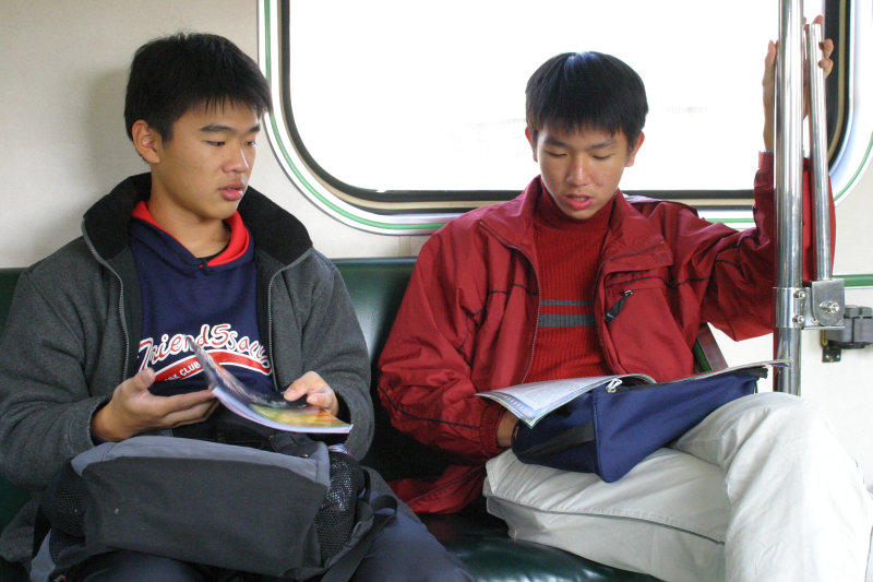台灣鐵路旅遊攝影電車-區間車交談的旅客2005攝影照片172