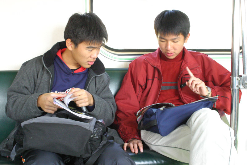 台灣鐵路旅遊攝影電車-區間車交談的旅客2005攝影照片176