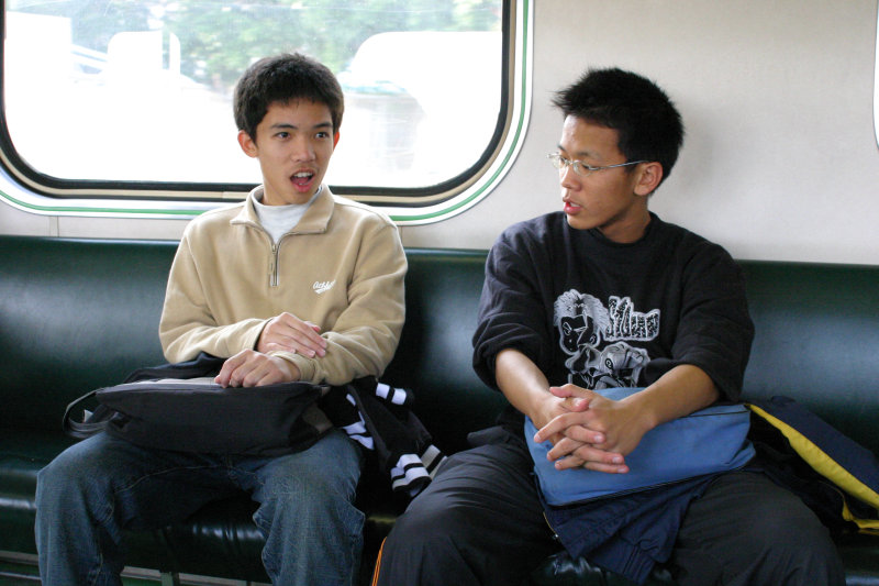 台灣鐵路旅遊攝影電車-區間車交談的旅客2005攝影照片179