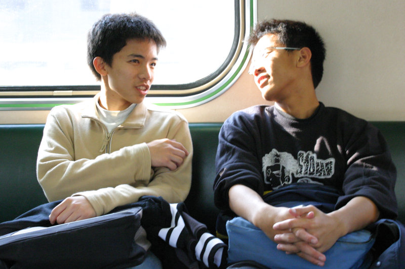 台灣鐵路旅遊攝影電車-區間車交談的旅客2005攝影照片182
