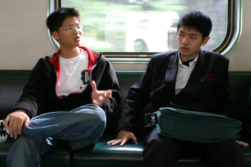 台灣鐵路旅遊攝影電車-區間車交談的旅客2005攝影照片184