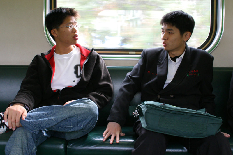 台灣鐵路旅遊攝影電車-區間車交談的旅客2005攝影照片185