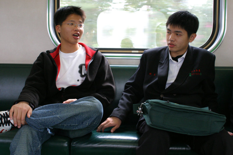 台灣鐵路旅遊攝影電車-區間車交談的旅客2005攝影照片186