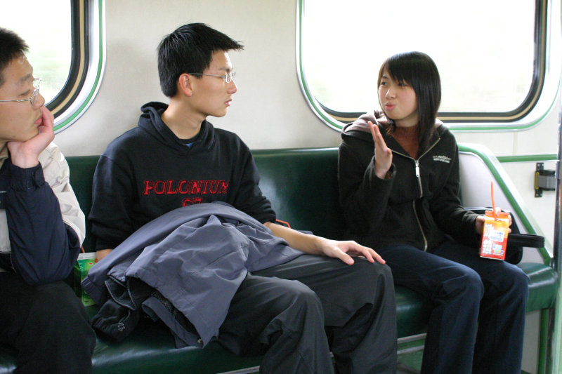 台灣鐵路旅遊攝影電車-區間車交談的旅客2005攝影照片189