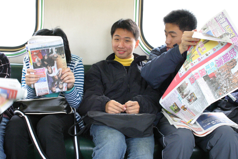 台灣鐵路旅遊攝影電車-區間車交談的旅客2005攝影照片194