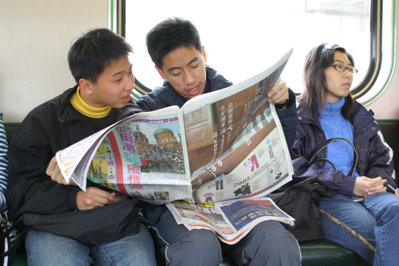 台灣鐵路旅遊攝影電車-區間車交談的旅客2005攝影照片195