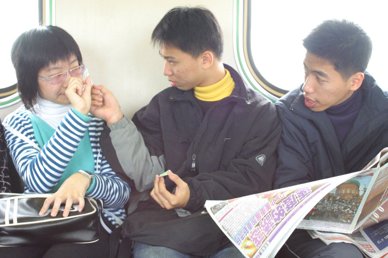 台灣鐵路旅遊攝影電車-區間車交談的旅客2005攝影照片198