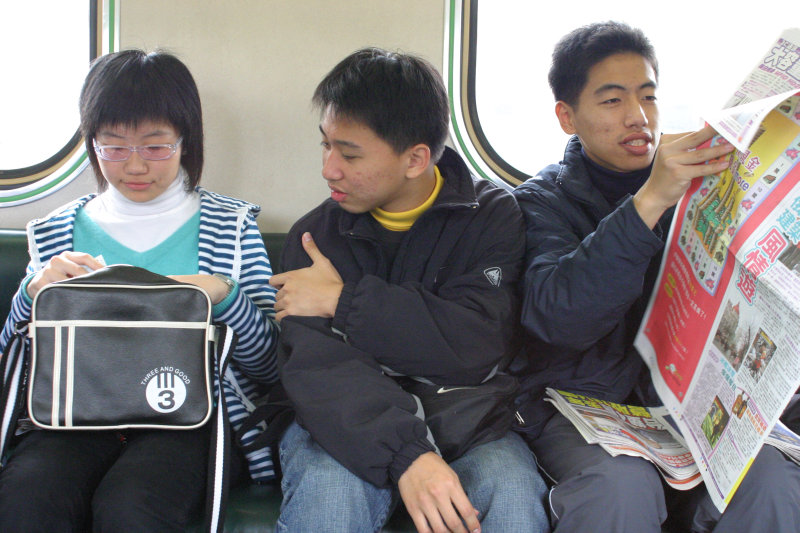 台灣鐵路旅遊攝影電車-區間車交談的旅客2005攝影照片203