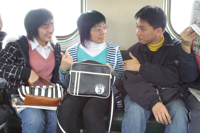 台灣鐵路旅遊攝影電車-區間車交談的旅客2005攝影照片204