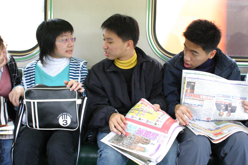 台灣鐵路旅遊攝影電車-區間車交談的旅客2005攝影照片205