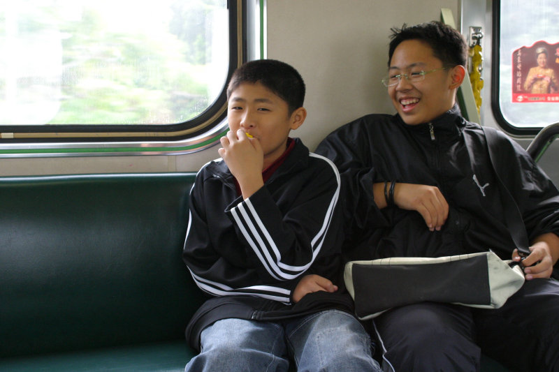 台灣鐵路旅遊攝影電車-區間車交談的旅客2005攝影照片206