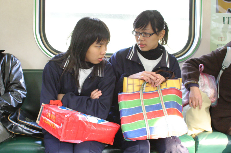 台灣鐵路旅遊攝影電車-區間車交談的旅客2005攝影照片212