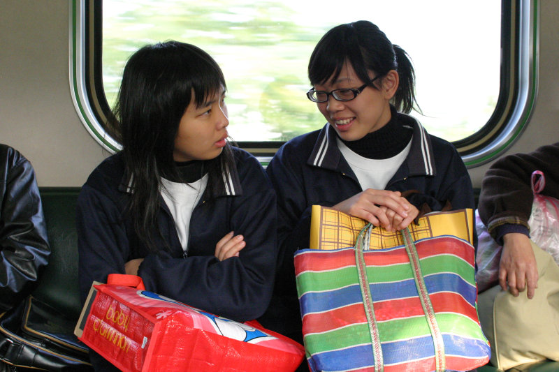 台灣鐵路旅遊攝影電車-區間車交談的旅客2005攝影照片213