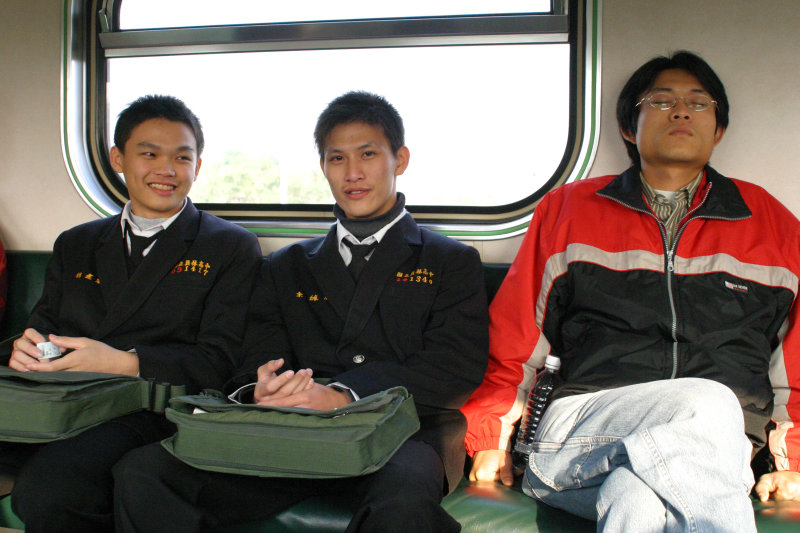 台灣鐵路旅遊攝影電車-區間車交談的旅客2005攝影照片214