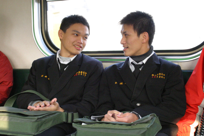 台灣鐵路旅遊攝影電車-區間車交談的旅客2005攝影照片215