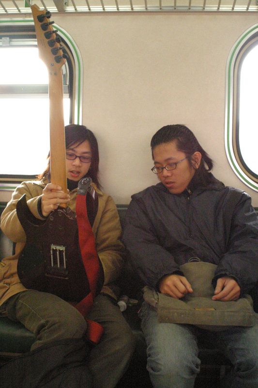 台灣鐵路旅遊攝影電車-區間車交談的旅客2005攝影照片221