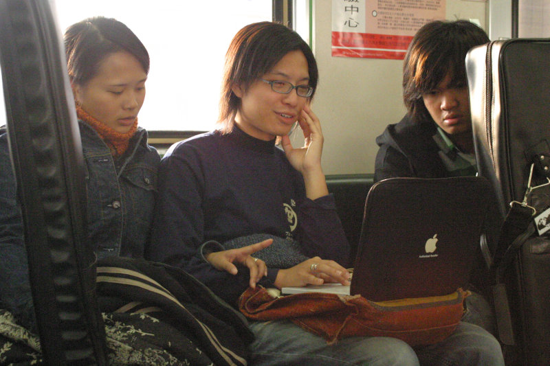 台灣鐵路旅遊攝影電車-區間車交談的旅客2005攝影照片222