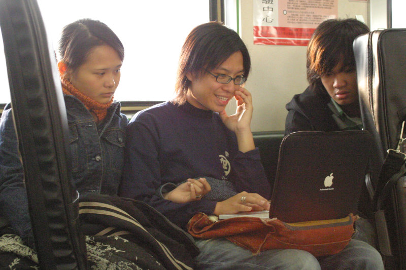 台灣鐵路旅遊攝影電車-區間車交談的旅客2005攝影照片223