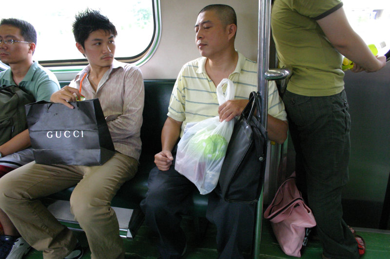 台灣鐵路旅遊攝影電車-區間車交談的旅客2005攝影照片231