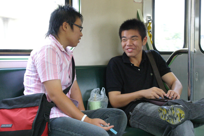 台灣鐵路旅遊攝影電車-區間車交談的旅客2005攝影照片236