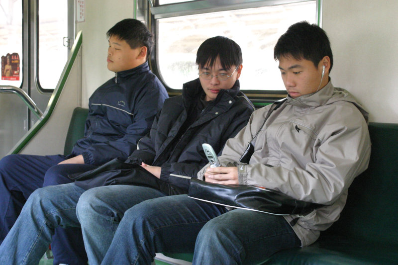 台灣鐵路旅遊攝影電車-區間車交談的旅客2005攝影照片238