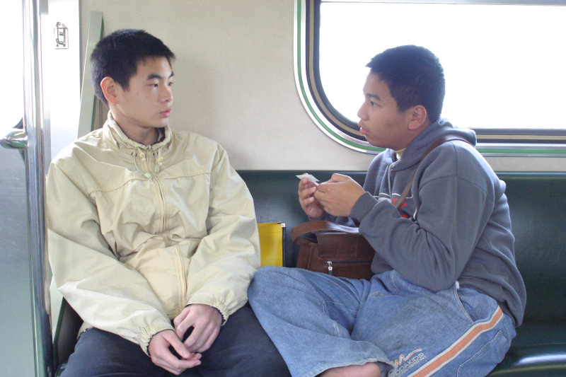 台灣鐵路旅遊攝影電車-區間車交談的旅客2005攝影照片239
