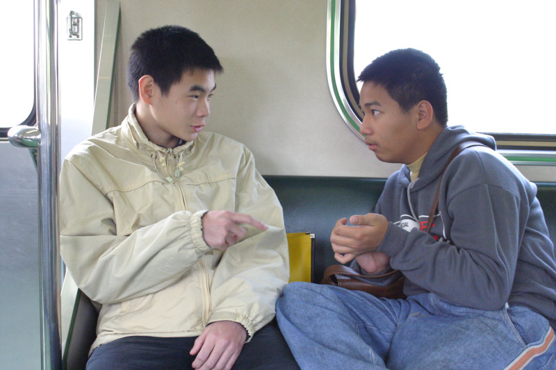 台灣鐵路旅遊攝影電車-區間車交談的旅客2005攝影照片243