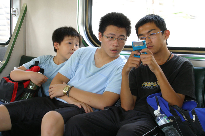 台灣鐵路旅遊攝影電車-區間車交談的旅客2005攝影照片245
