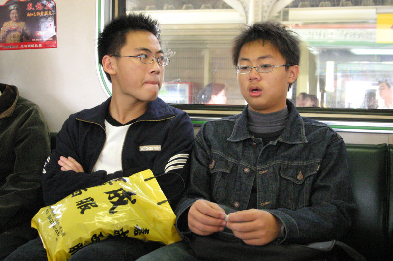 台灣鐵路旅遊攝影電車-區間車交談的旅客2005攝影照片247