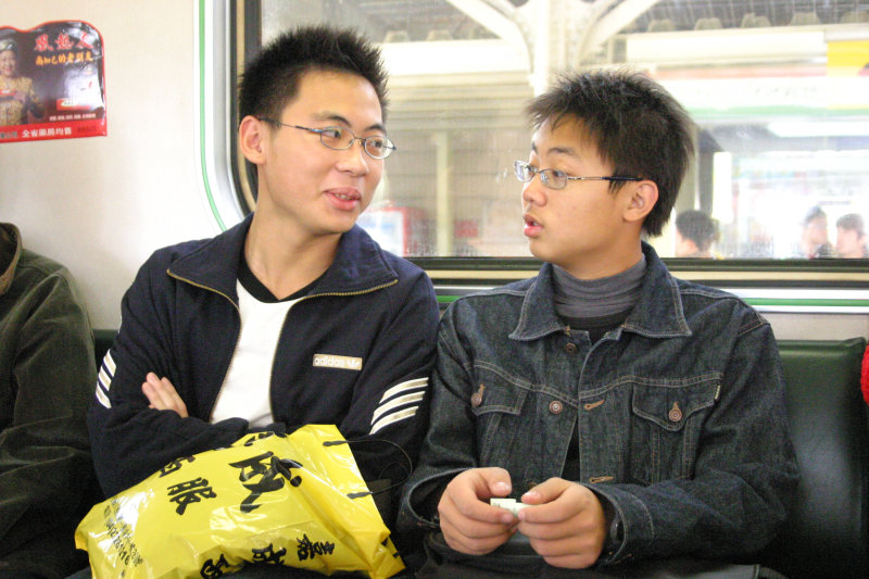 台灣鐵路旅遊攝影電車-區間車交談的旅客2005攝影照片249