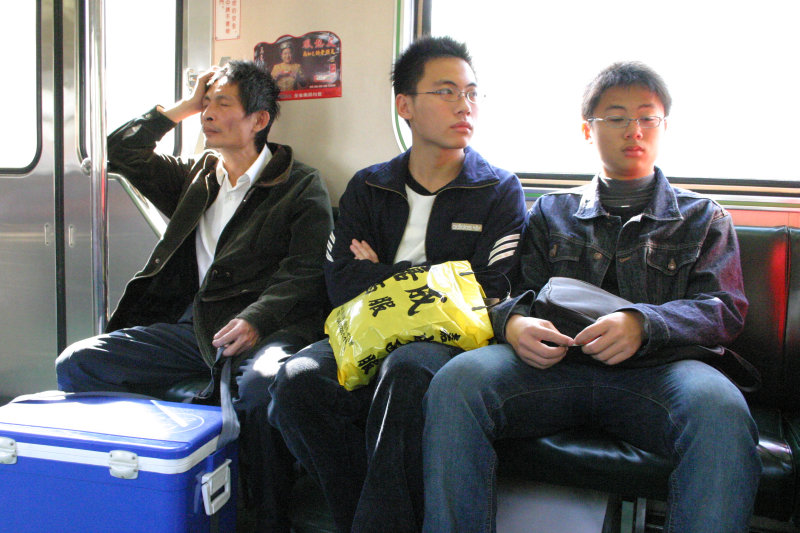 台灣鐵路旅遊攝影電車-區間車交談的旅客2005攝影照片251