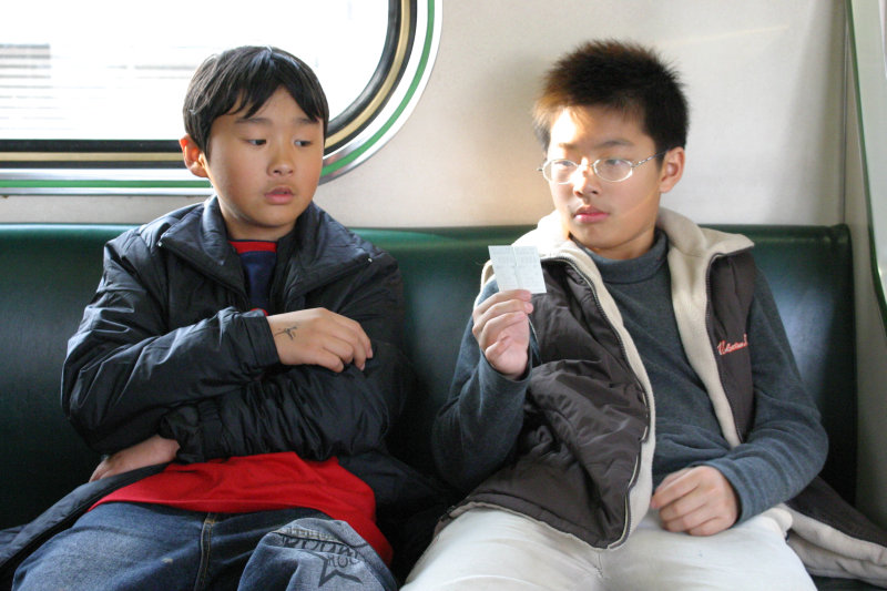 台灣鐵路旅遊攝影電車-區間車交談的旅客2005攝影照片252