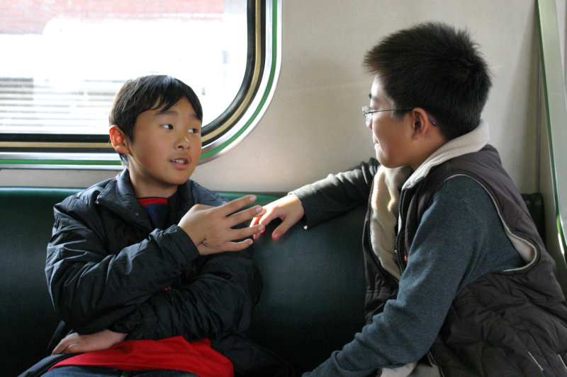 台灣鐵路旅遊攝影電車-區間車交談的旅客2005攝影照片253