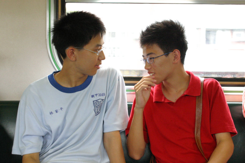 台灣鐵路旅遊攝影電車-區間車交談的旅客2005攝影照片255