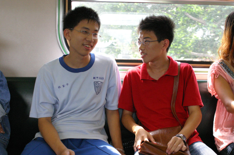 台灣鐵路旅遊攝影電車-區間車交談的旅客2005攝影照片256