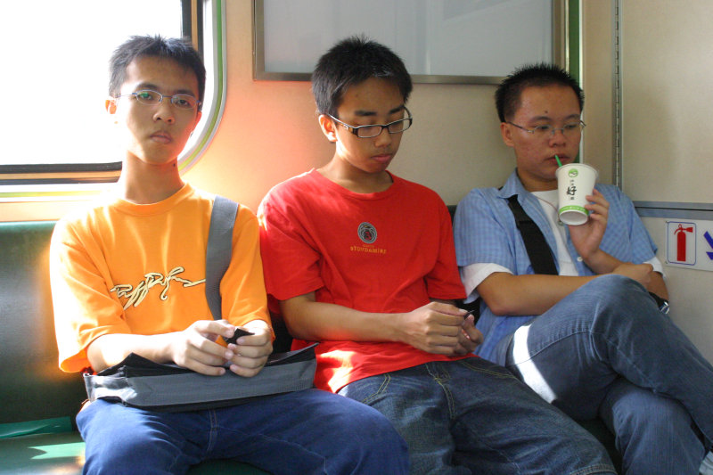 台灣鐵路旅遊攝影電車-區間車交談的旅客2005攝影照片261