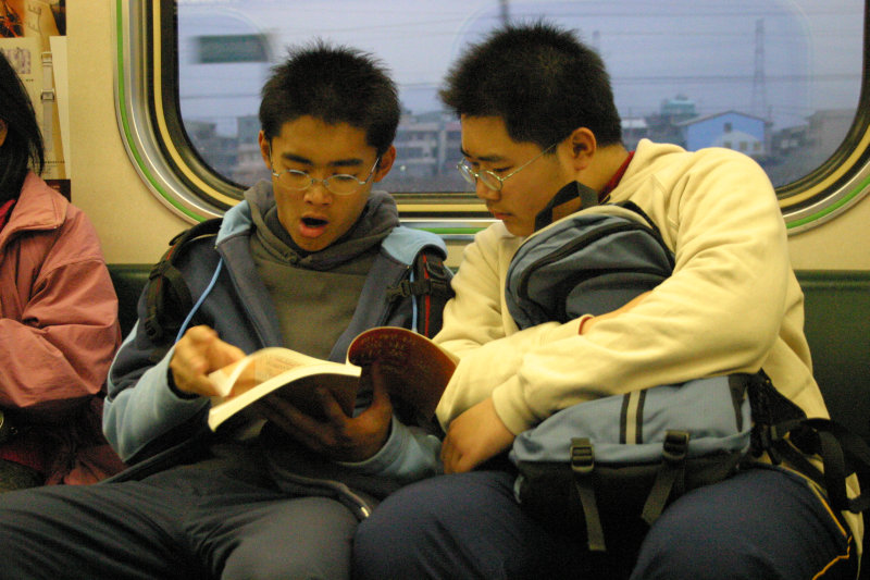 台灣鐵路旅遊攝影電車-區間車交談的旅客2005攝影照片263