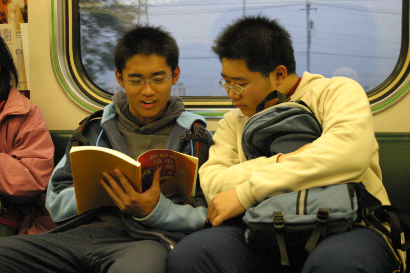 台灣鐵路旅遊攝影電車-區間車交談的旅客2005攝影照片264