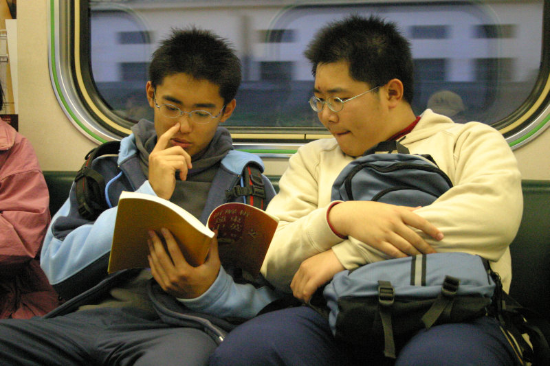 台灣鐵路旅遊攝影電車-區間車交談的旅客2005攝影照片266
