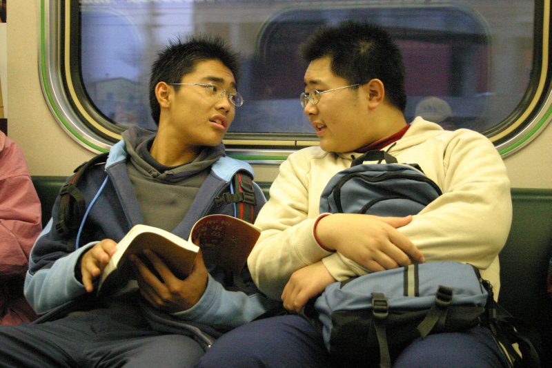 台灣鐵路旅遊攝影電車-區間車交談的旅客2005攝影照片267