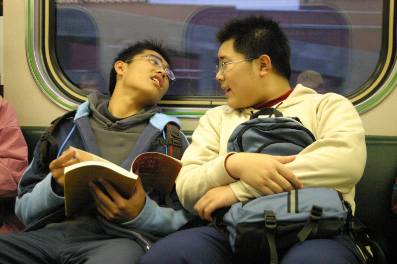台灣鐵路旅遊攝影電車-區間車交談的旅客2005攝影照片268