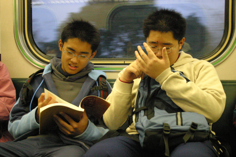 台灣鐵路旅遊攝影電車-區間車交談的旅客2005攝影照片269