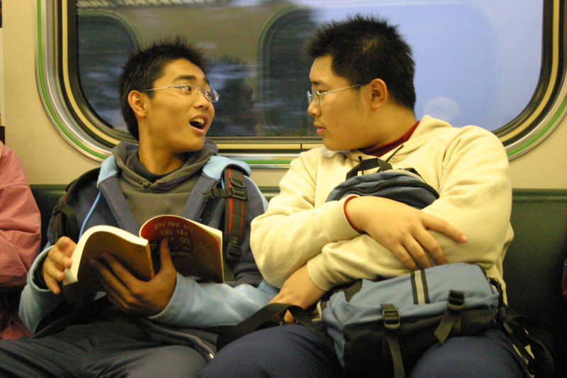台灣鐵路旅遊攝影電車-區間車交談的旅客2005攝影照片270