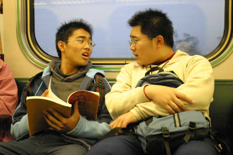 台灣鐵路旅遊攝影電車-區間車交談的旅客2005攝影照片271